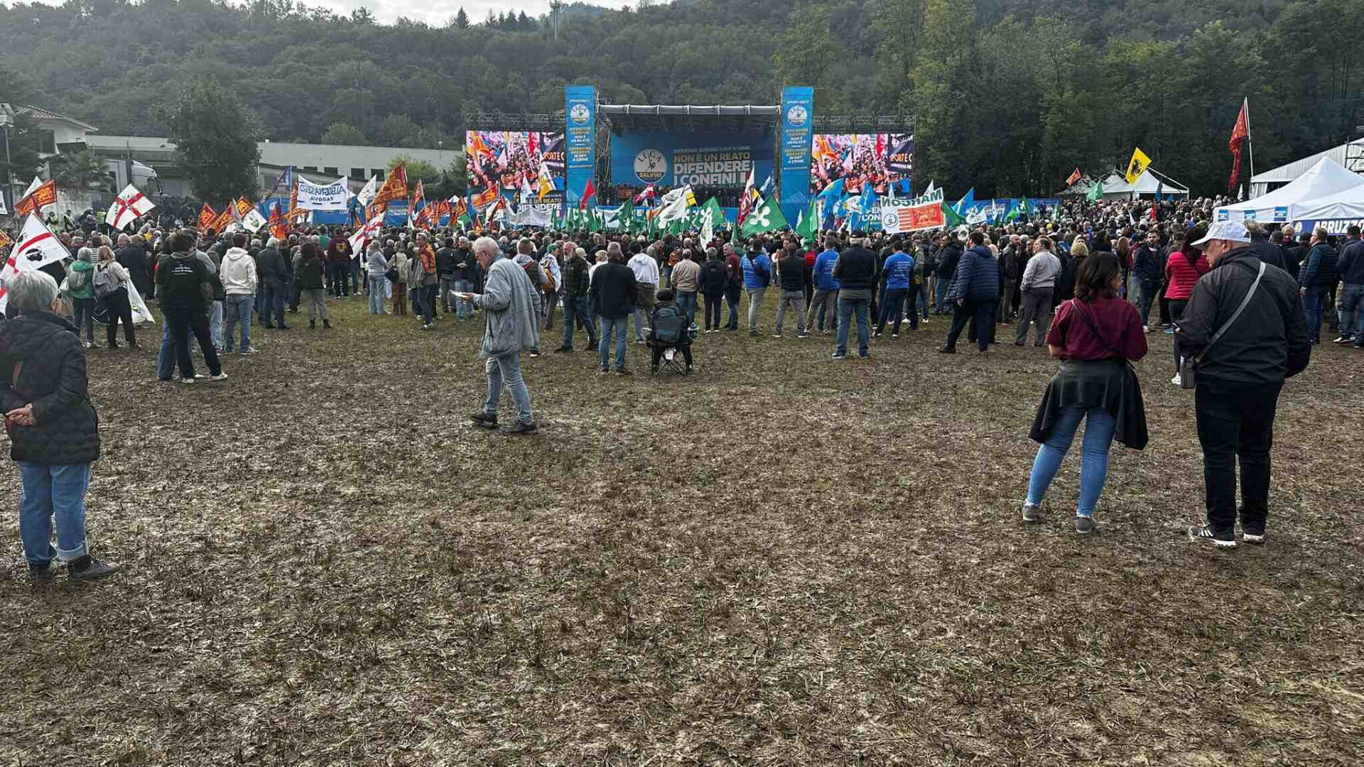 Triste Pontida. Gente poca, Vannacci superstar. Orban: “Salvini eroe. Bruxelles va occupata, presa”