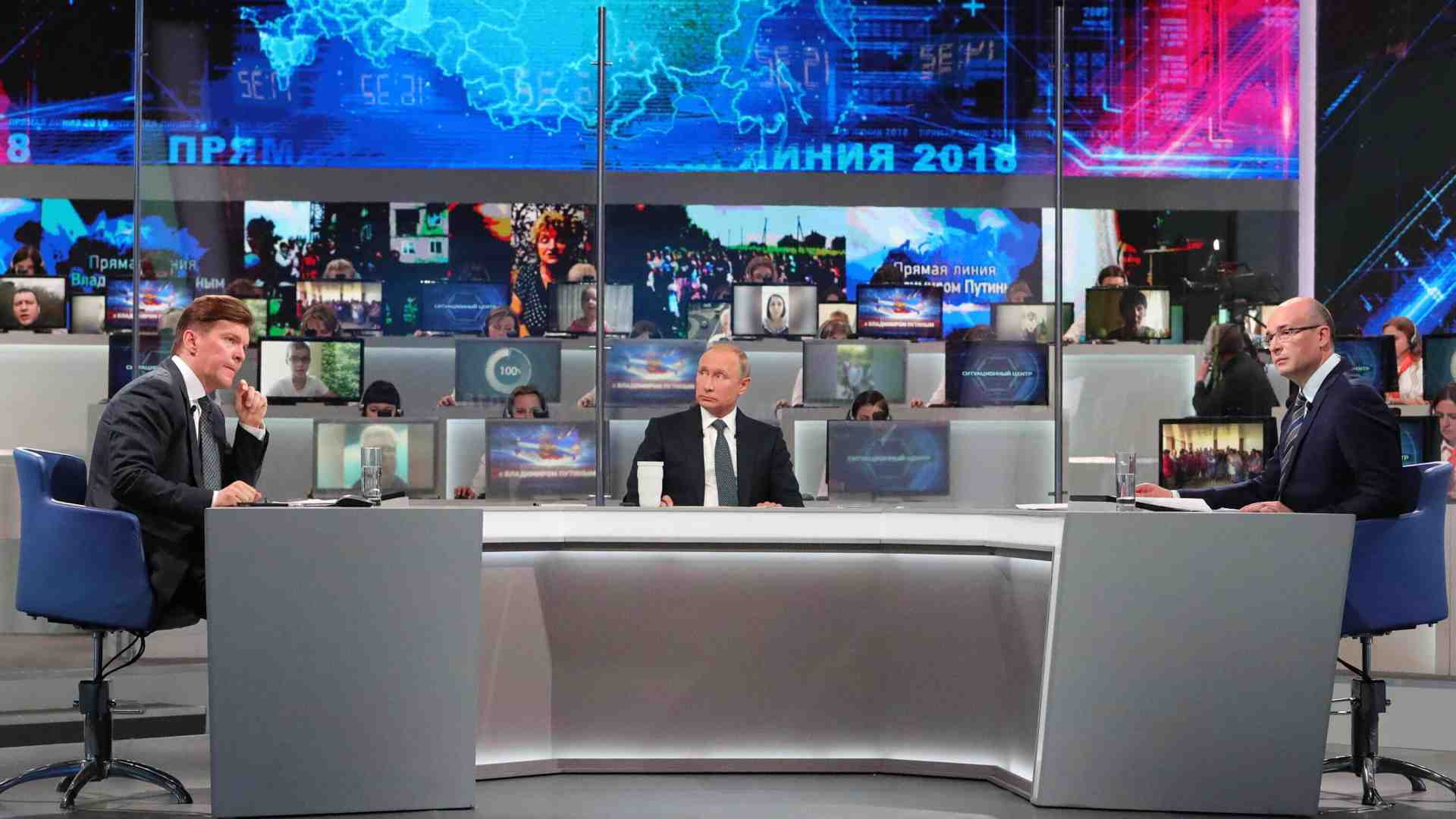 Gli hacker ucraini attaccano la Russia: la tv pubblica colpita nel giorno del compleanno di Putin