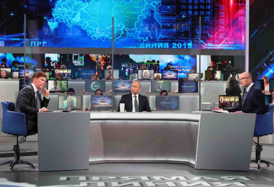 Gli hacker ucraini attaccano la Russia: la tv pubblica colpita nel giorno del compleanno di Putin