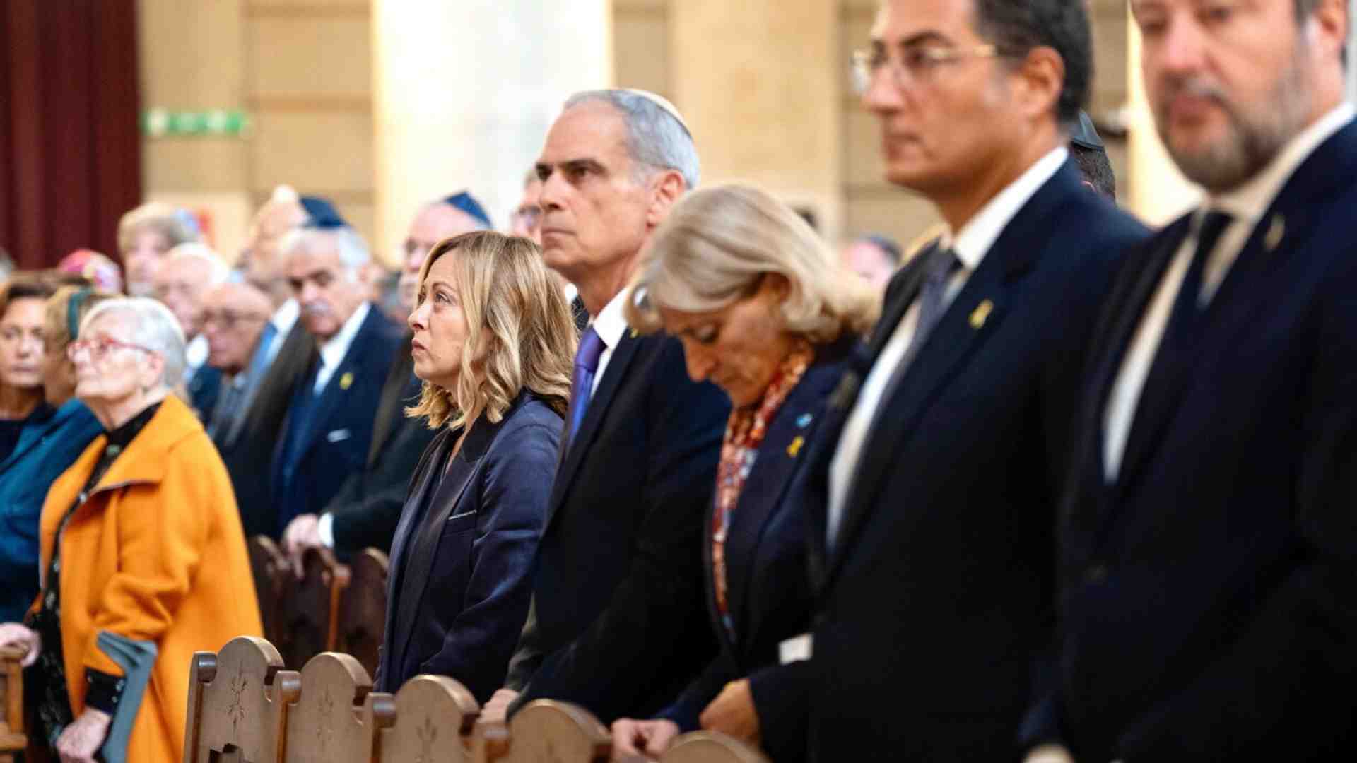 7 Ottobre, molta destra e poca sinistra. Calenda: "Il Pd si finge morto". Fini "Meloni qui grazie alle mie svolte"