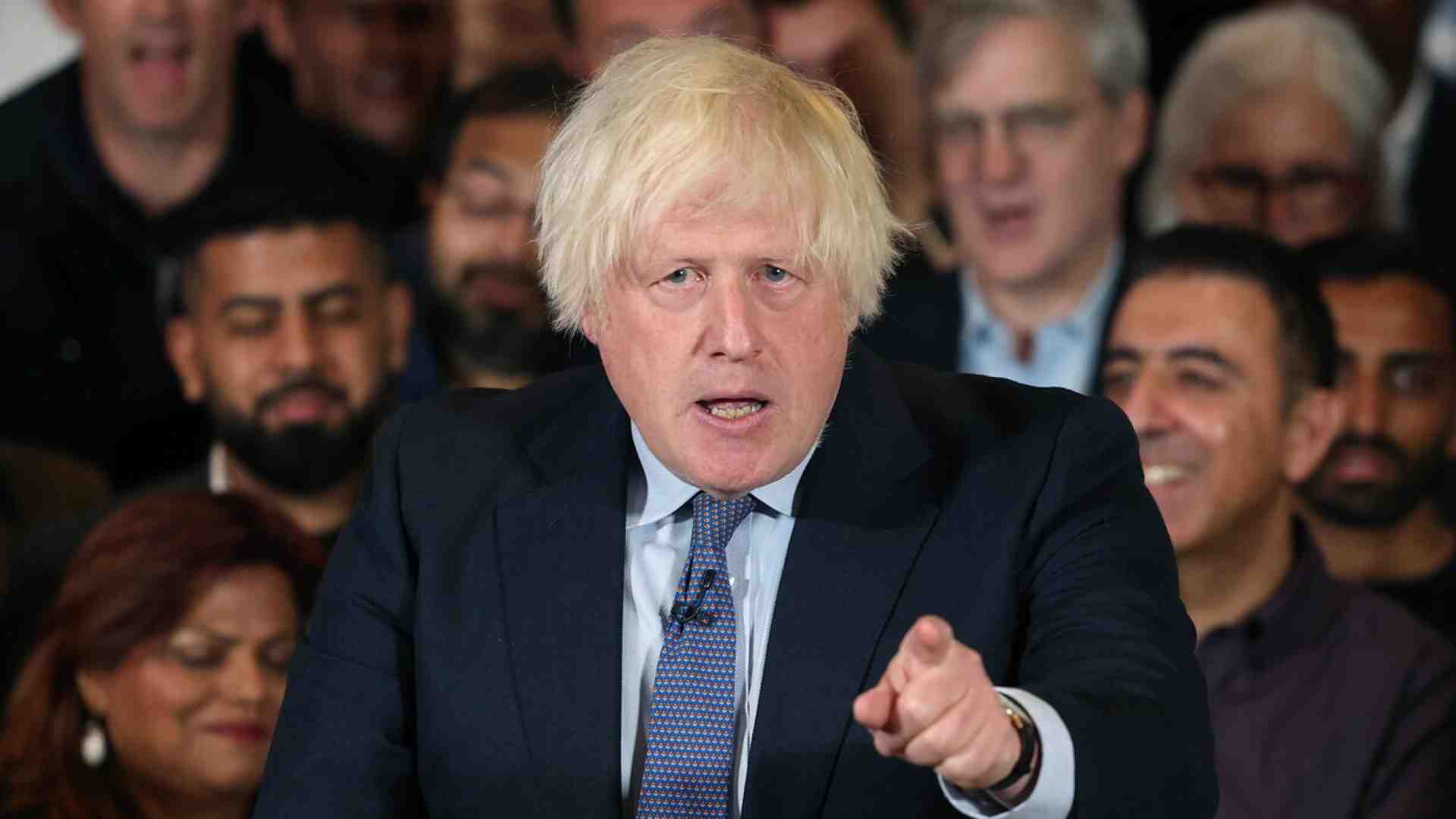 Il Regno Unito che invade l'Olanda per i vaccini anti Covid, e altre stranezze nel libro di Boris Johnson