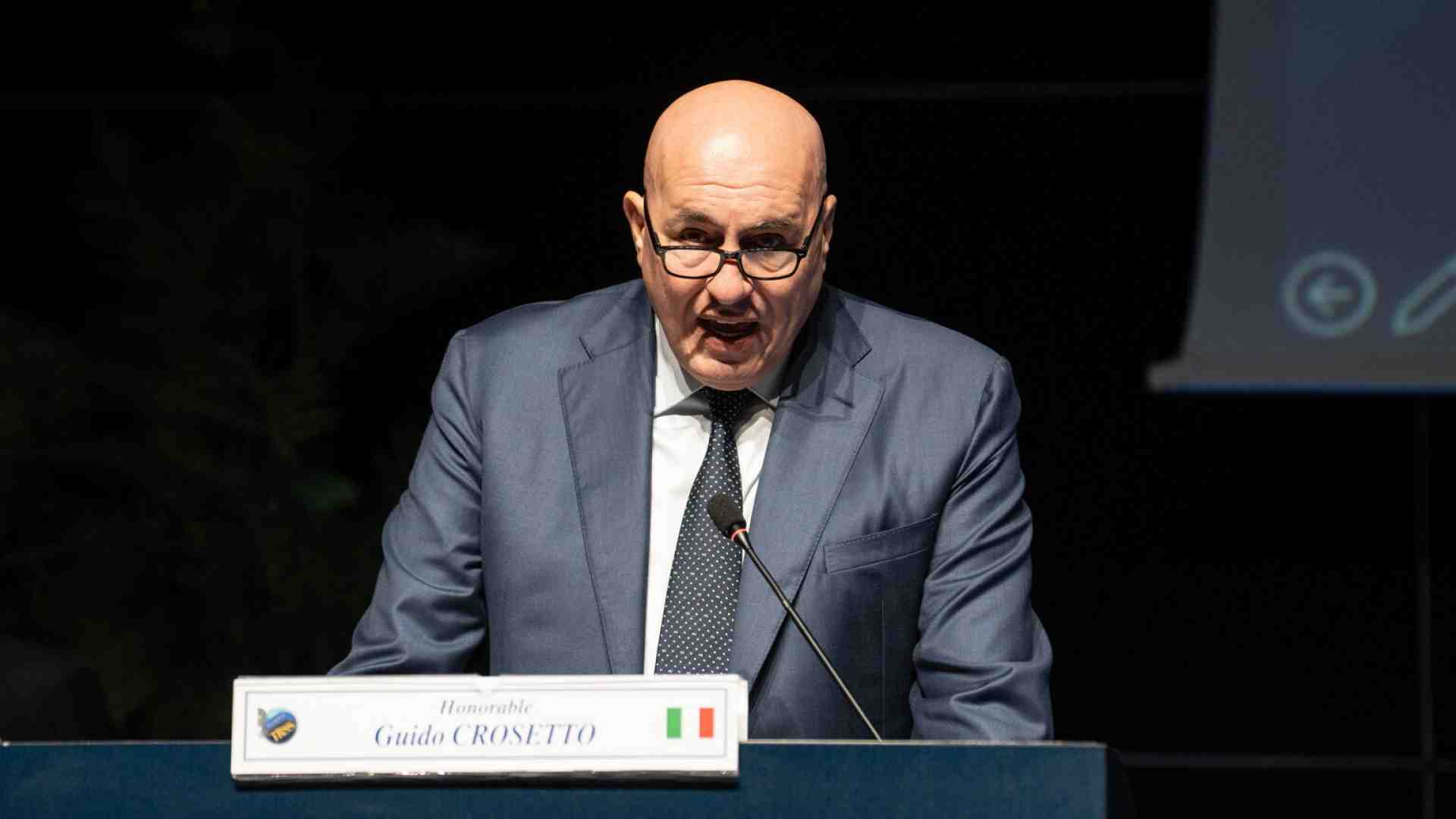 Crosetto tra spie e complotti. Ai parlamentari che incontra: "Qui niente cellulari"