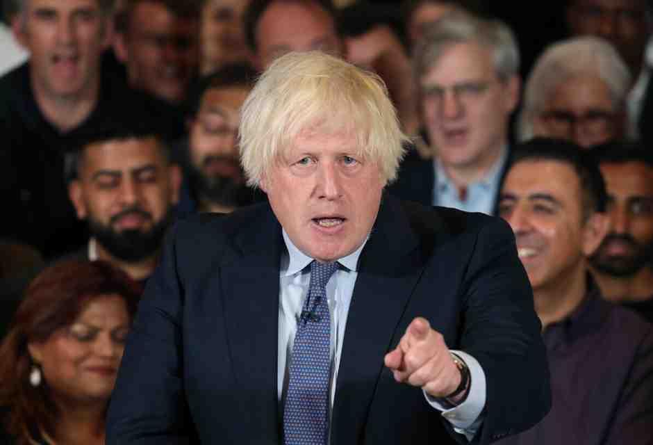 Il Regno Unito che invade l'Olanda per i vaccini anti Covid, e altre stranezze nel libro di Boris Johnson