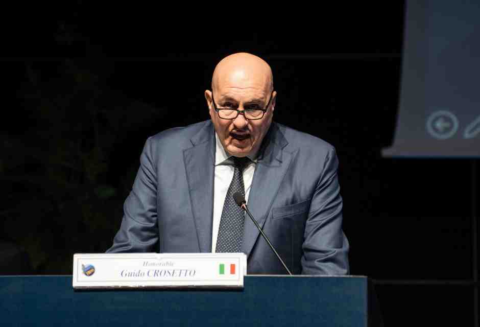 Crosetto tra spie e complotti. Ai parlamentari che incontra: "Qui niente cellulari"