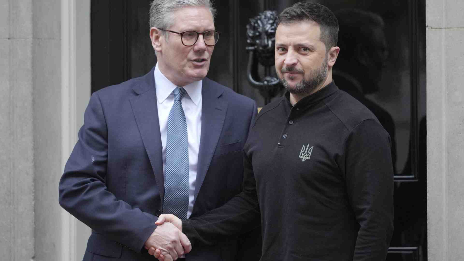 Zelensky dice che la guerra può finire nel 2025. Entra nel vivo il suo tour in Europa