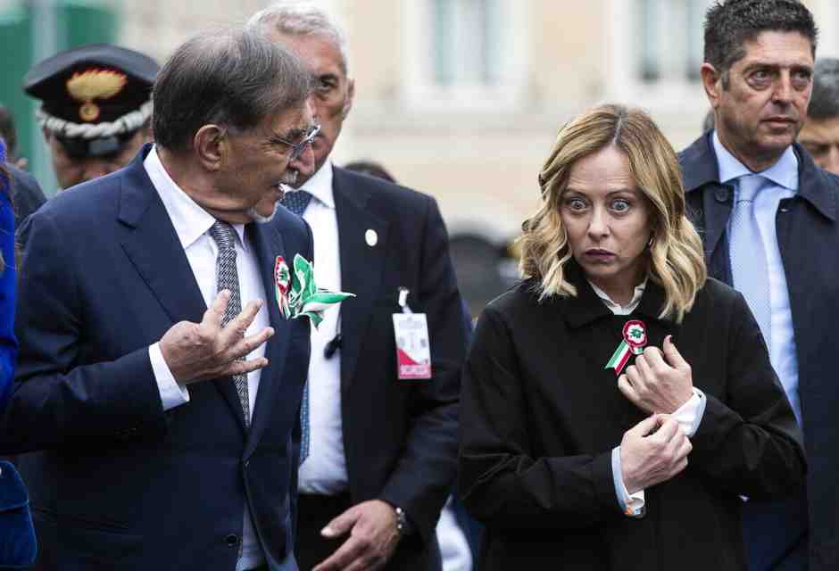 Spiati i conti correnti di Giorgia e Arianna Meloni e altri ministri. La premier: "Dossieraggio quotidiano"