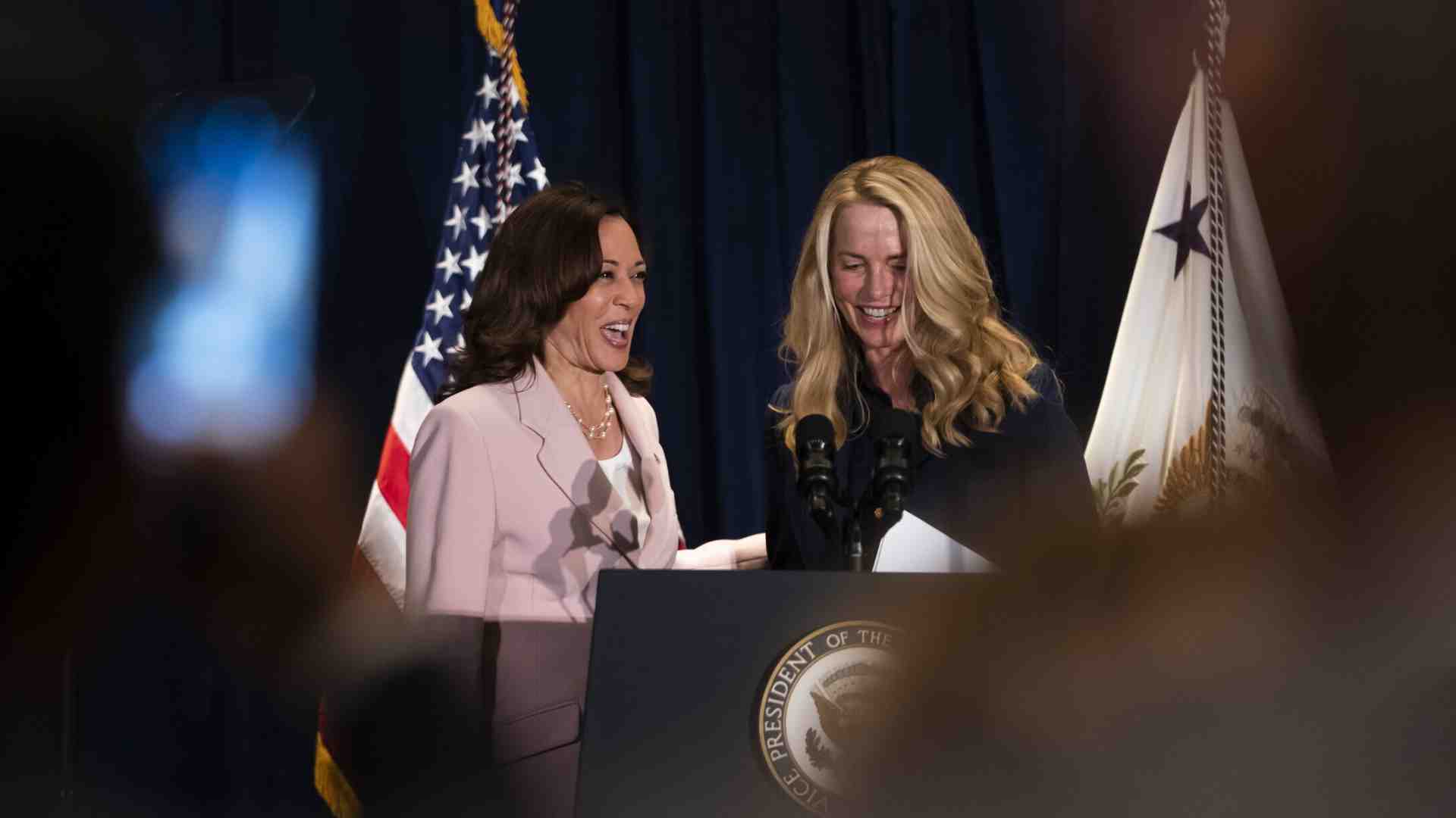 Laurene Powell Jobs guida il club delle donne (miliardarie) che vogliono Kamala Harris alla Casa Bianca