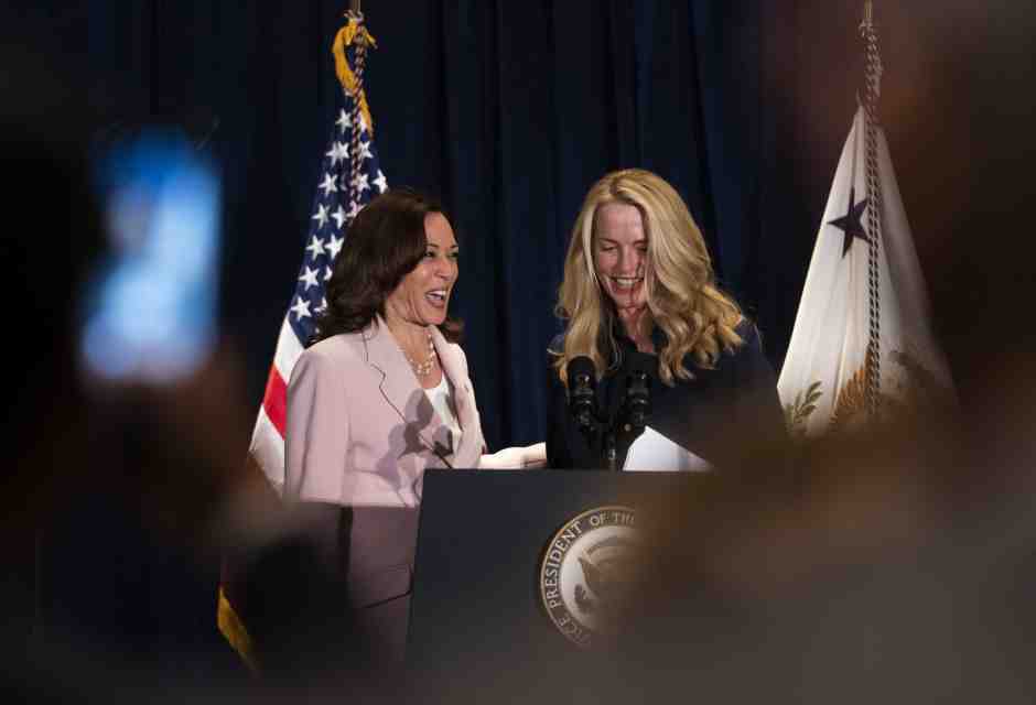 Laurene Powell Jobs guida il club delle donne (miliardarie) che vogliono Kamala Harris alla Casa Bianca