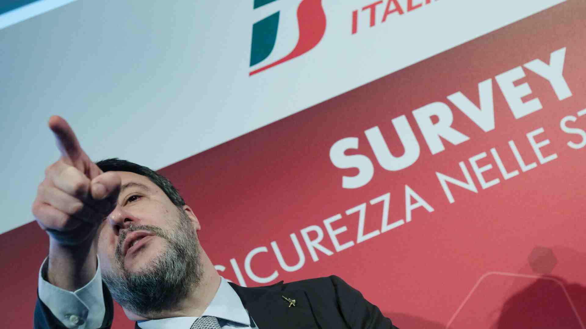 Salvini al "chiodo". Ancora scioperi, Mit in tilt, relazioni che lo bocciano. Il binario è la sua vera condanna