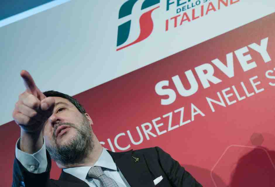Salvini al "chiodo". Ancora scioperi, Mit in tilt, relazioni che lo bocciano. Il binario è la sua vera condanna