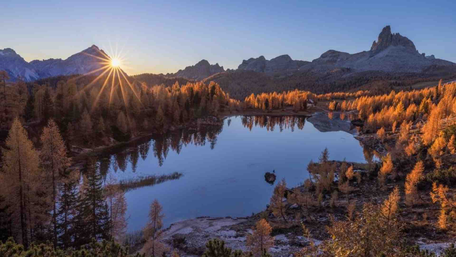 Il lago Federa e il fascino discreto delle Dolomiti d'autunno