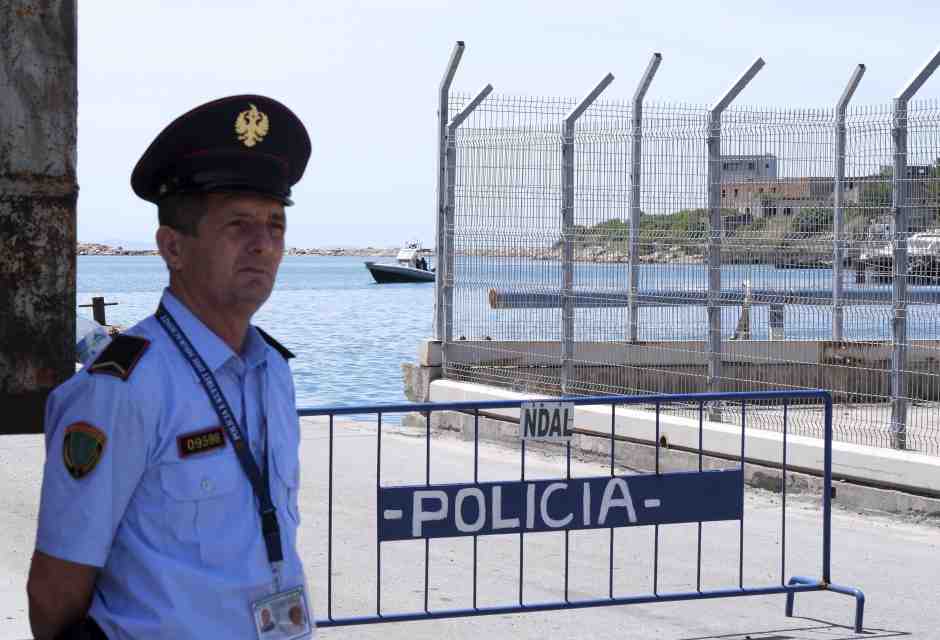 È partita la prima nave di migranti verso i nuovi centri di accoglienza in Albania