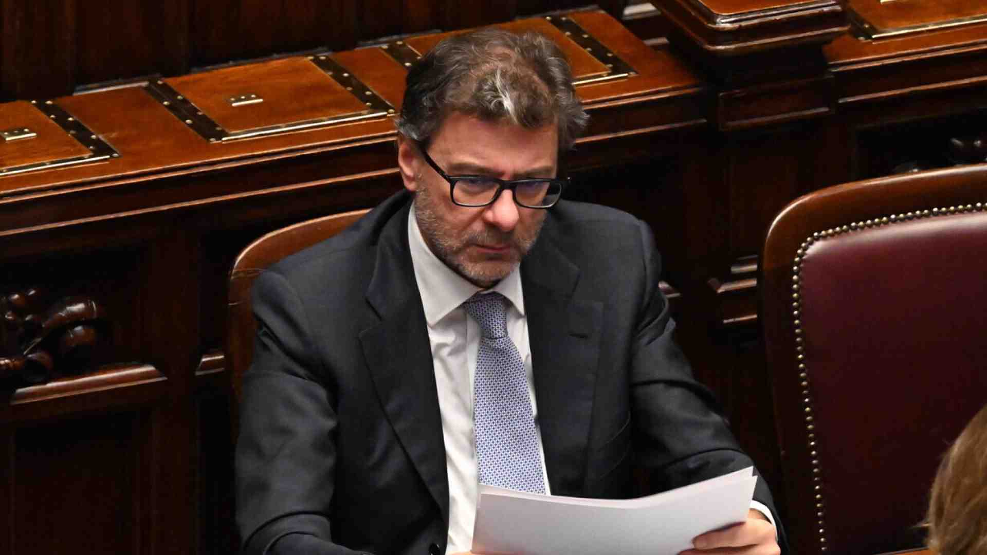 Scene da una manovra: Giorgetti assediato non risponde ai ministri. Trattative a "oltranza" con le banche