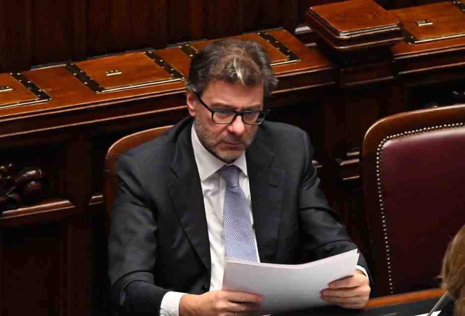 Scene da una manovra: Giorgetti assediato non risponde ai ministri. Trattative a "oltranza" con le banche