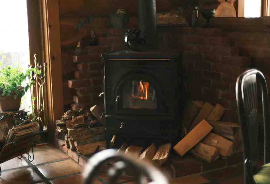 Il sogno jungeriano della cucina a legna, contro chi vuole dimezzare le polveri sottili