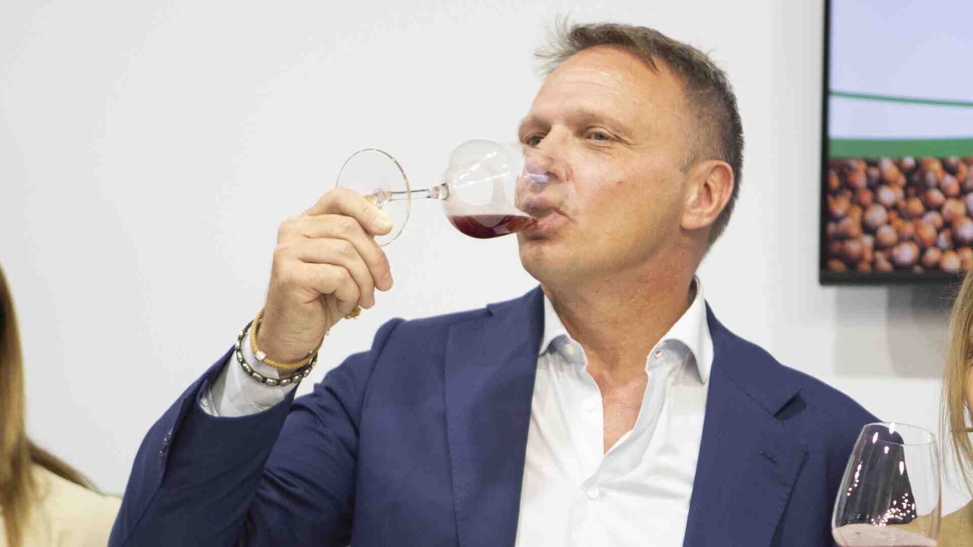 Lollobrigida e i "tarli". I suoi uffici invasi dagli insetti e scatta subito "l'emergenza"