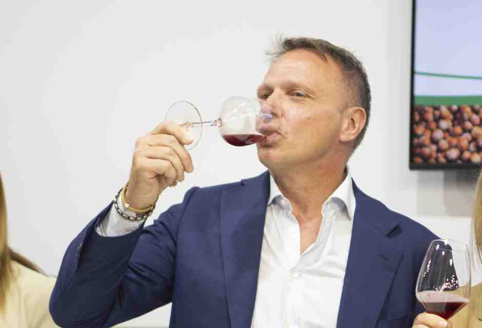 Lollobrigida e i "tarli". I suoi uffici invasi dagli insetti e scatta subito "l'emergenza"