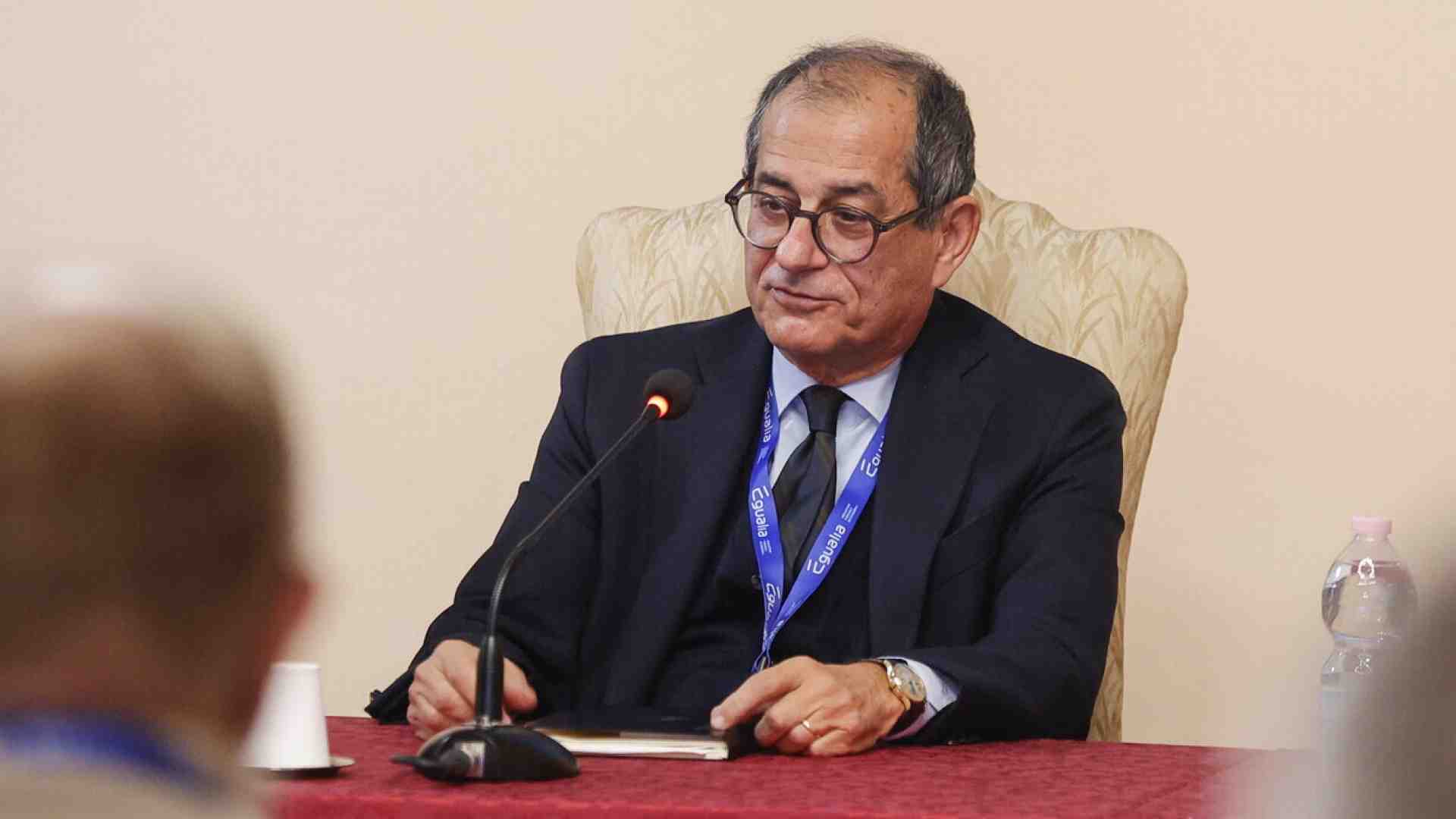 Tria: “La Manovra? Giorgetti tiene i conti in ordine. Avrei tagliato più bonus e detrazioni fiscali”