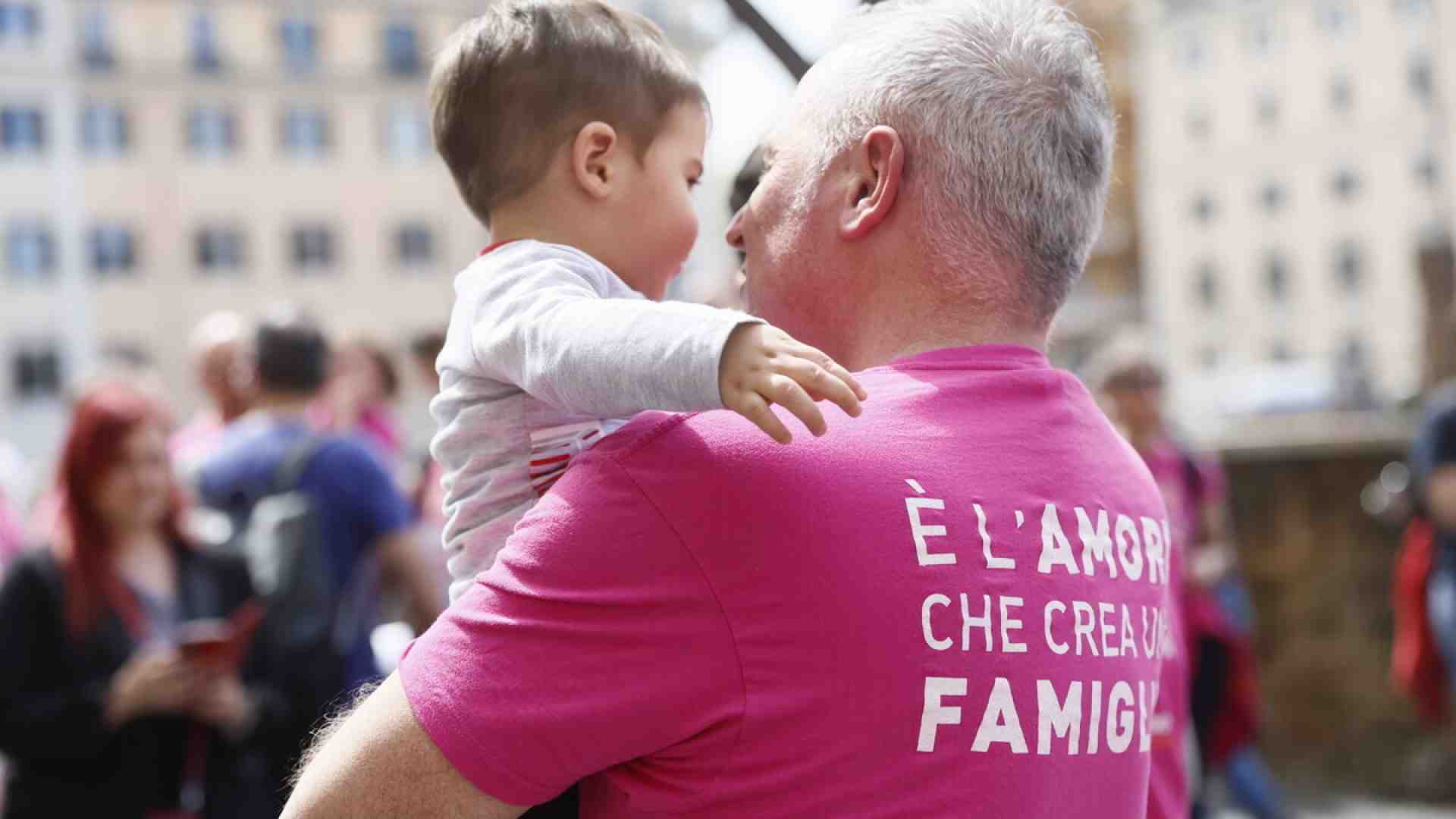 Il cortocircuito a sinistra sulla maternità surrogata