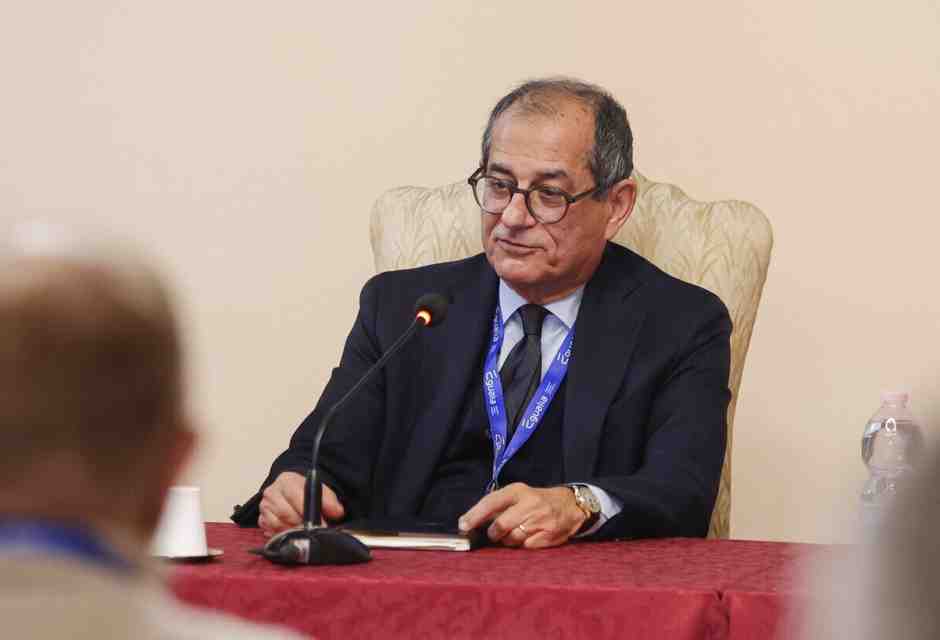 Tria: “La Manovra? Giorgetti tiene i conti in ordine. Avrei tagliato più bonus e detrazioni fiscali”