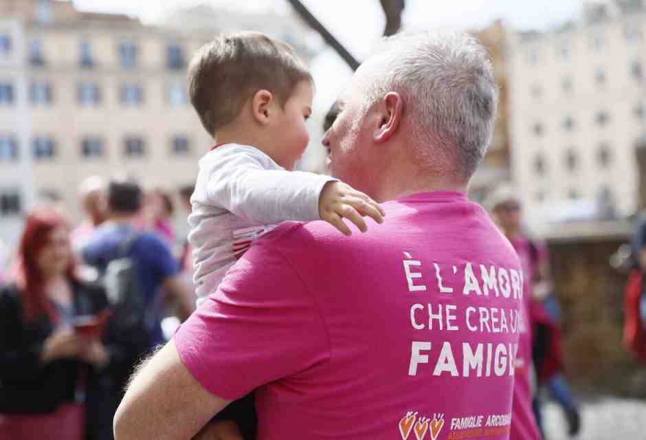 Il cortocircuito a sinistra sulla maternità surrogata