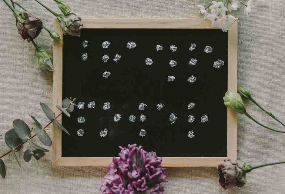 Sulla lavagna all’ingresso: Questa casa non è una pattumiera