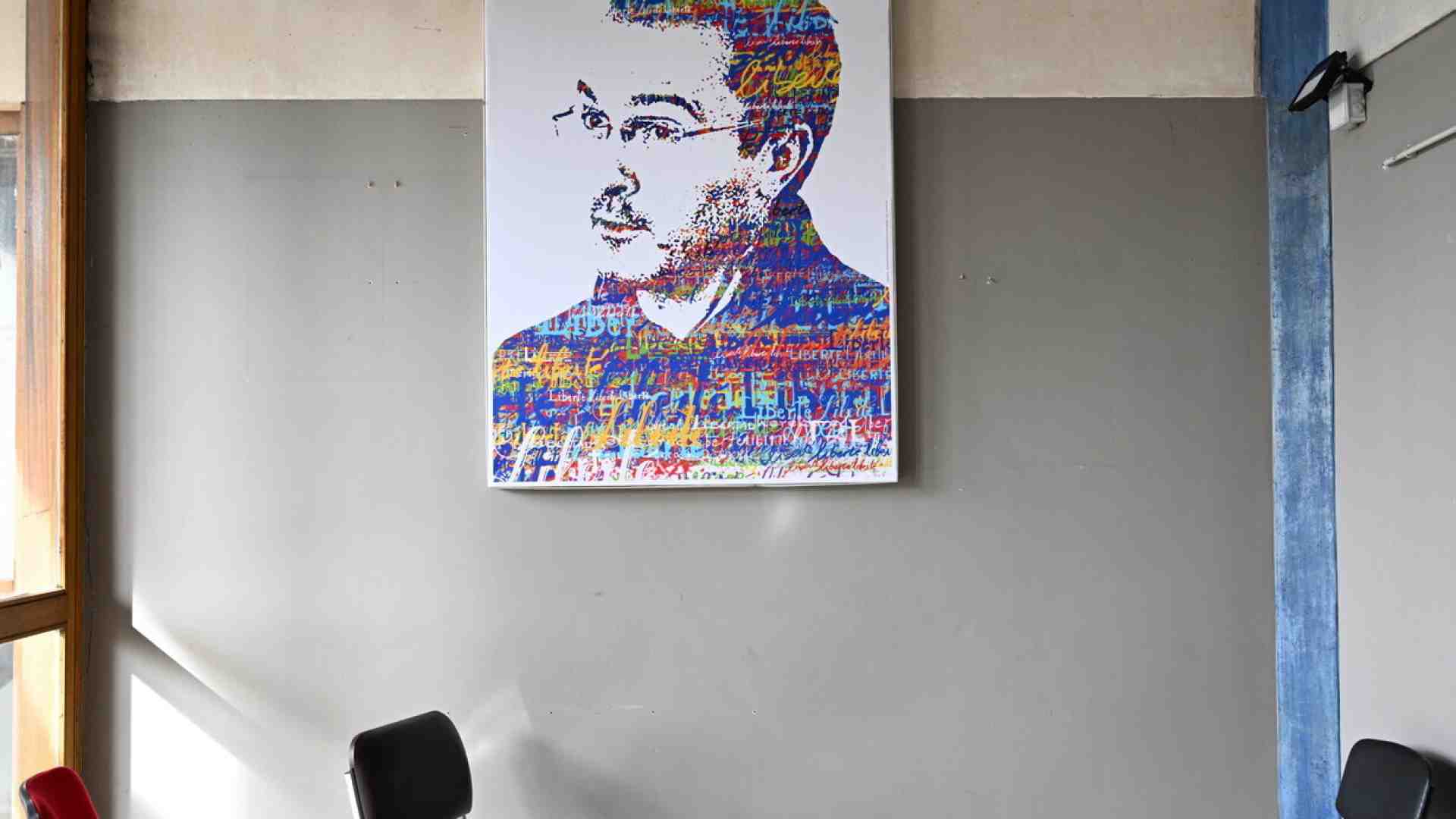 Gli ultimi giorni del prof. Paty, incappucciato e con un piccolo martello nello zaino