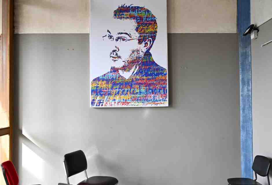 Gli ultimi giorni del prof. Paty, incappucciato e con un piccolo martello nello zaino