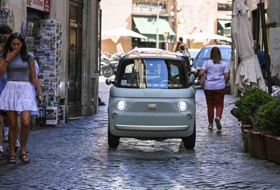 I giovani che comprano auto sono sempre meno. Ma non è solo colpa della Generazione Z se il mercato è in crisi