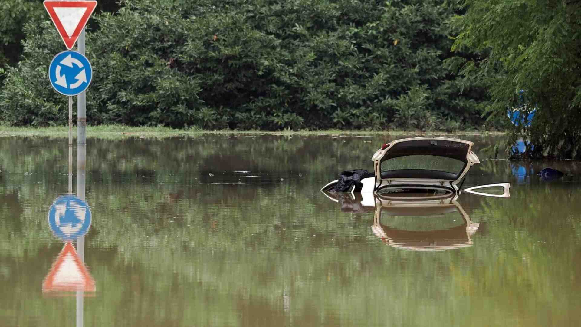 Maltempo al nord, l'Emilia-Romagna ancora sott'acqua. Come salvarsi