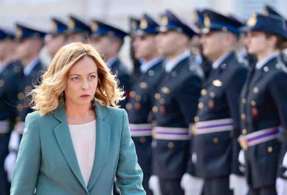 Migranti, la reazione di Meloni: Cdm in 40 minuti per il decreto sui "paesi sicuri". Giallo sulla manovra