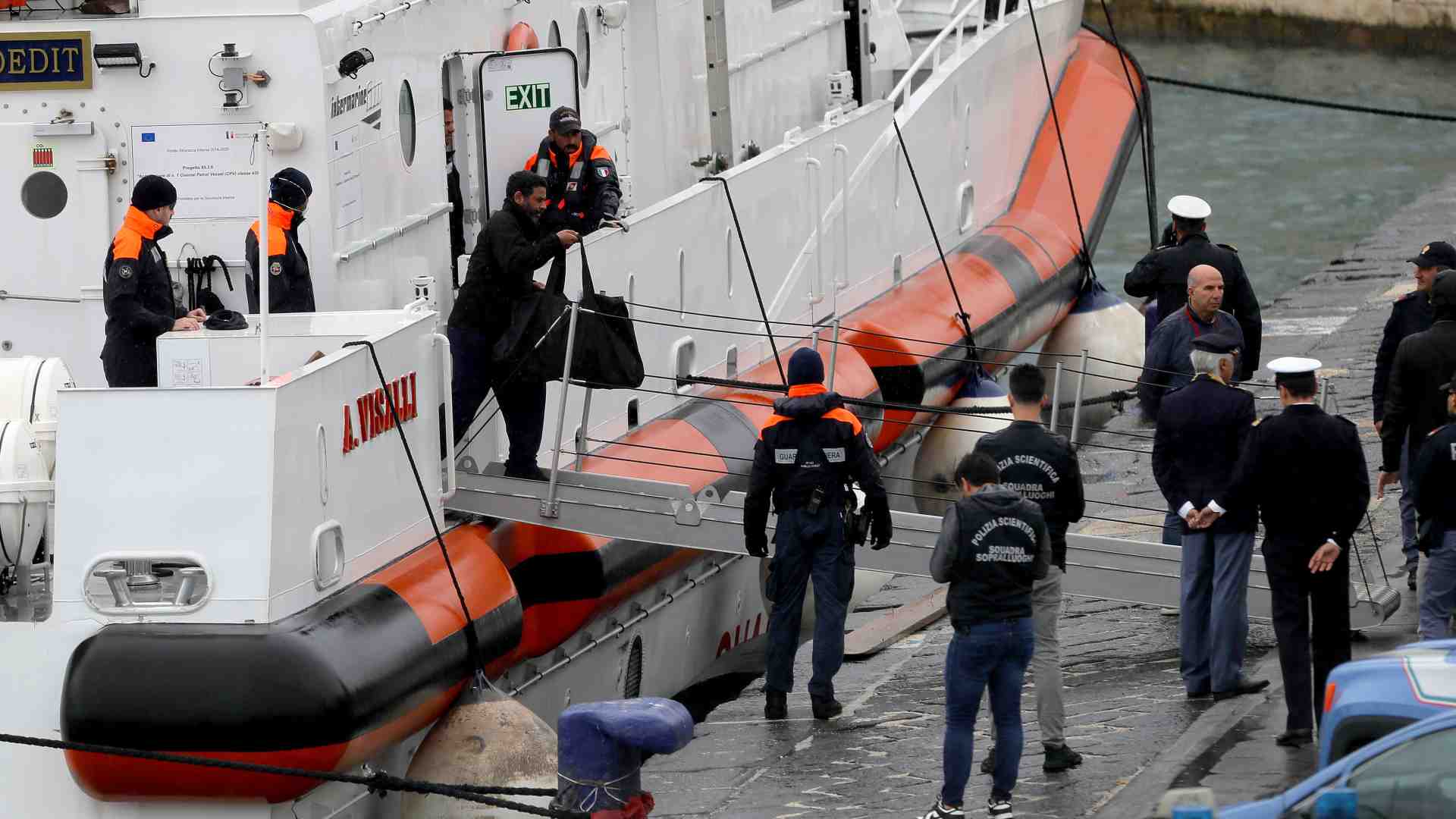 Cercansi respingimenti contro le due propagande sui migranti