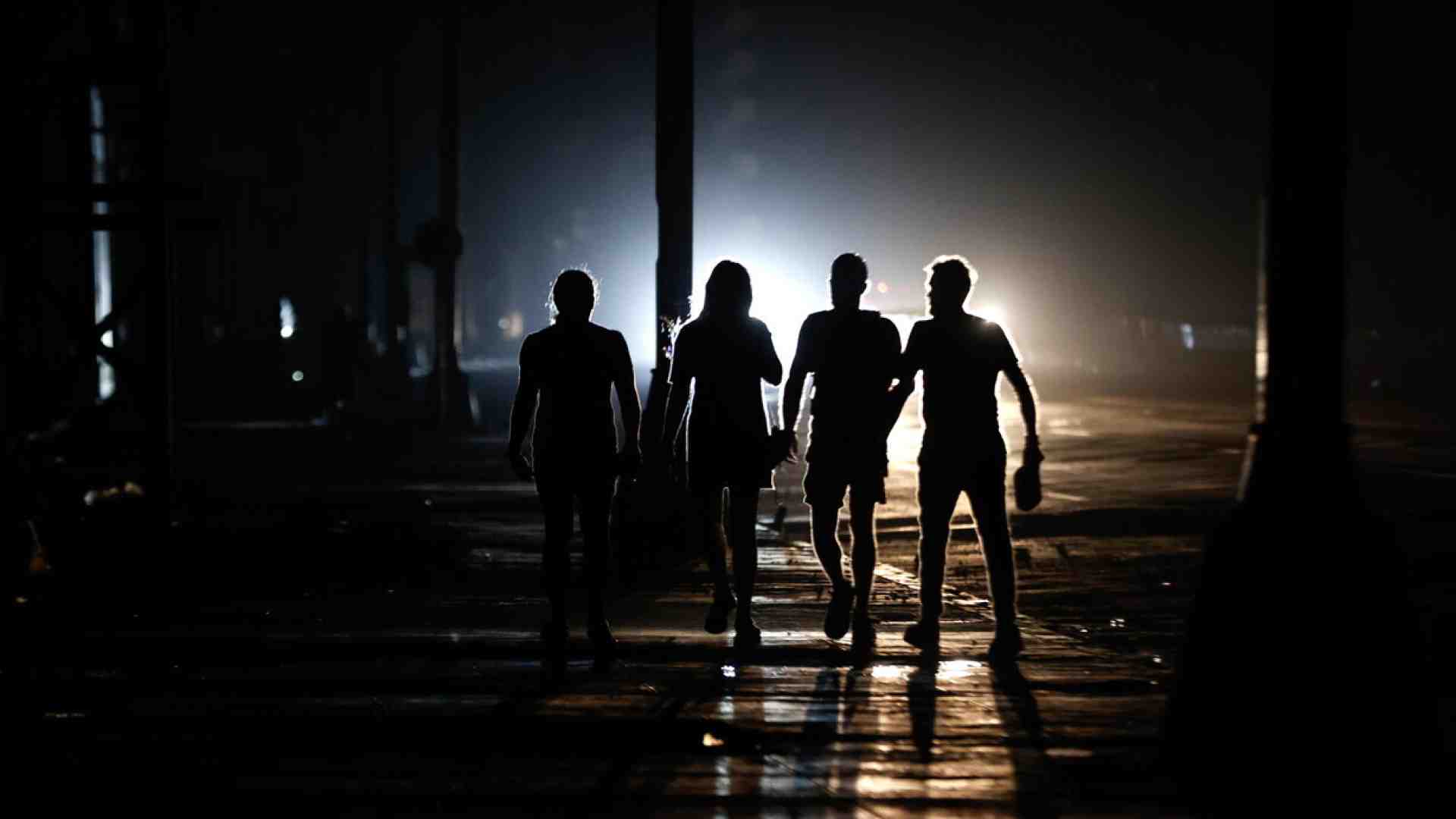 A Cuba continuano i blackout, ma per il Tg3 il buio è l'occasione per una romantica rumba