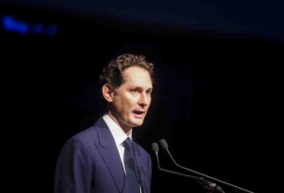 Il duello Meloni-Elkann, "processo" a Stellantis e negoziati di pace. Passa da qui editoria e industria