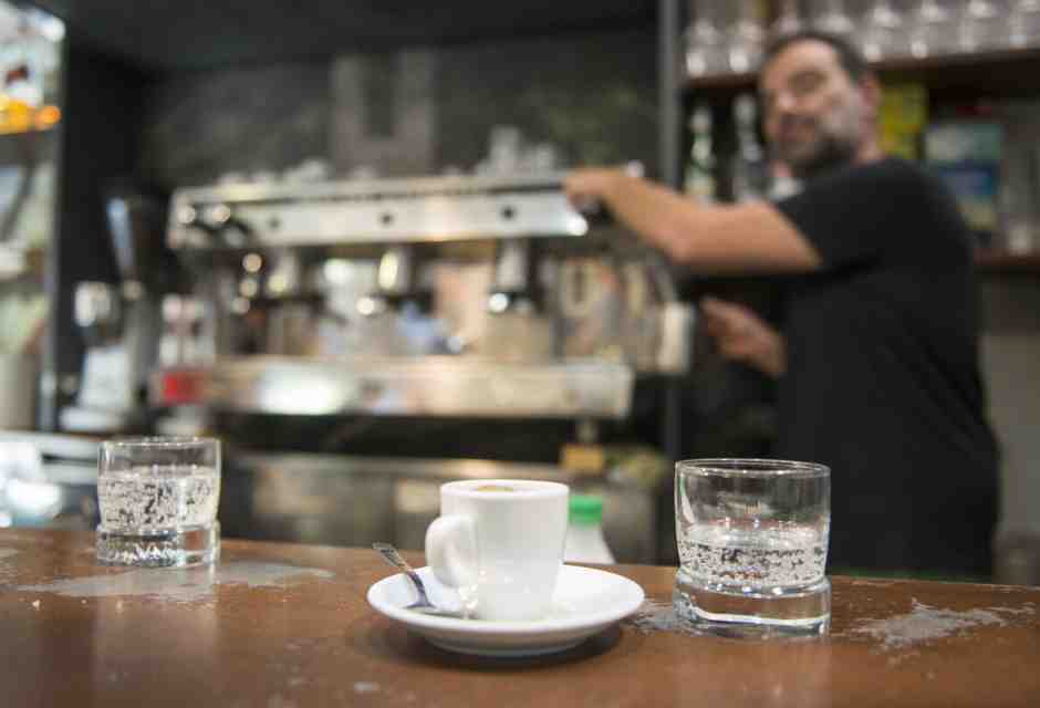 Le quotazioni del caffè sempre più su: la tazzina potrebbe arrivare a 2 euro