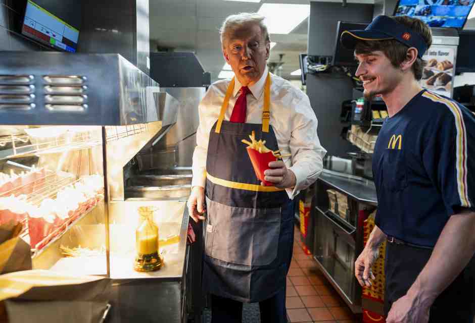 Trump che serve al McDonald's e il cortocircuito tra realtà e finzione