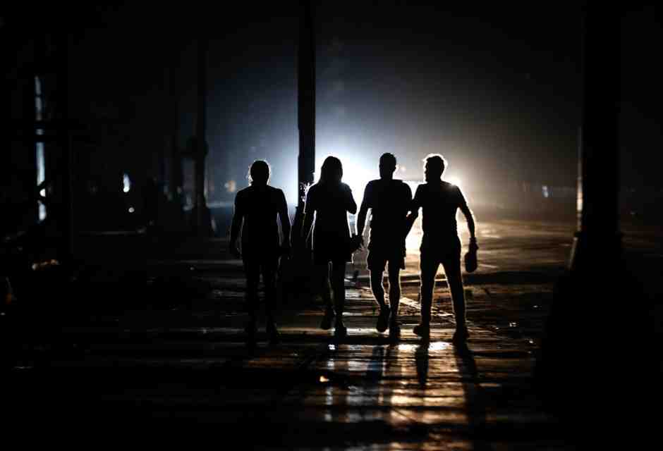 A Cuba continuano i blackout, ma per il Tg3 il buio è l'occasione per una romantica rumba