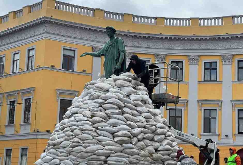 La giusta opposizione alla legge che lacera la memoria culturale di Odessa