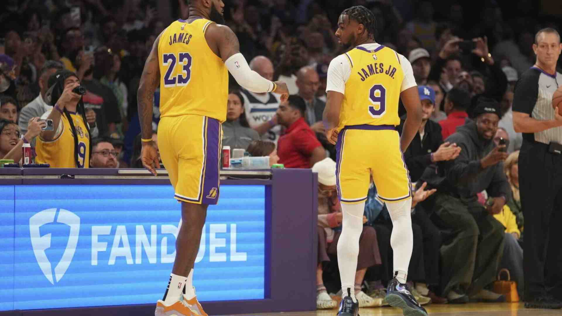 Il romanzo familiare di LeBron e Bronny James è approdato in Nba