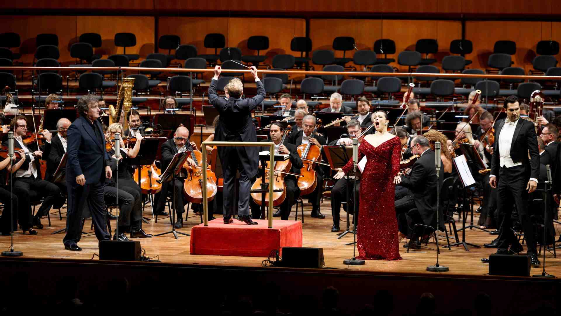 Harding inaugura la stagione con “Tosca”. Una sfida vinta nonostante i rischi