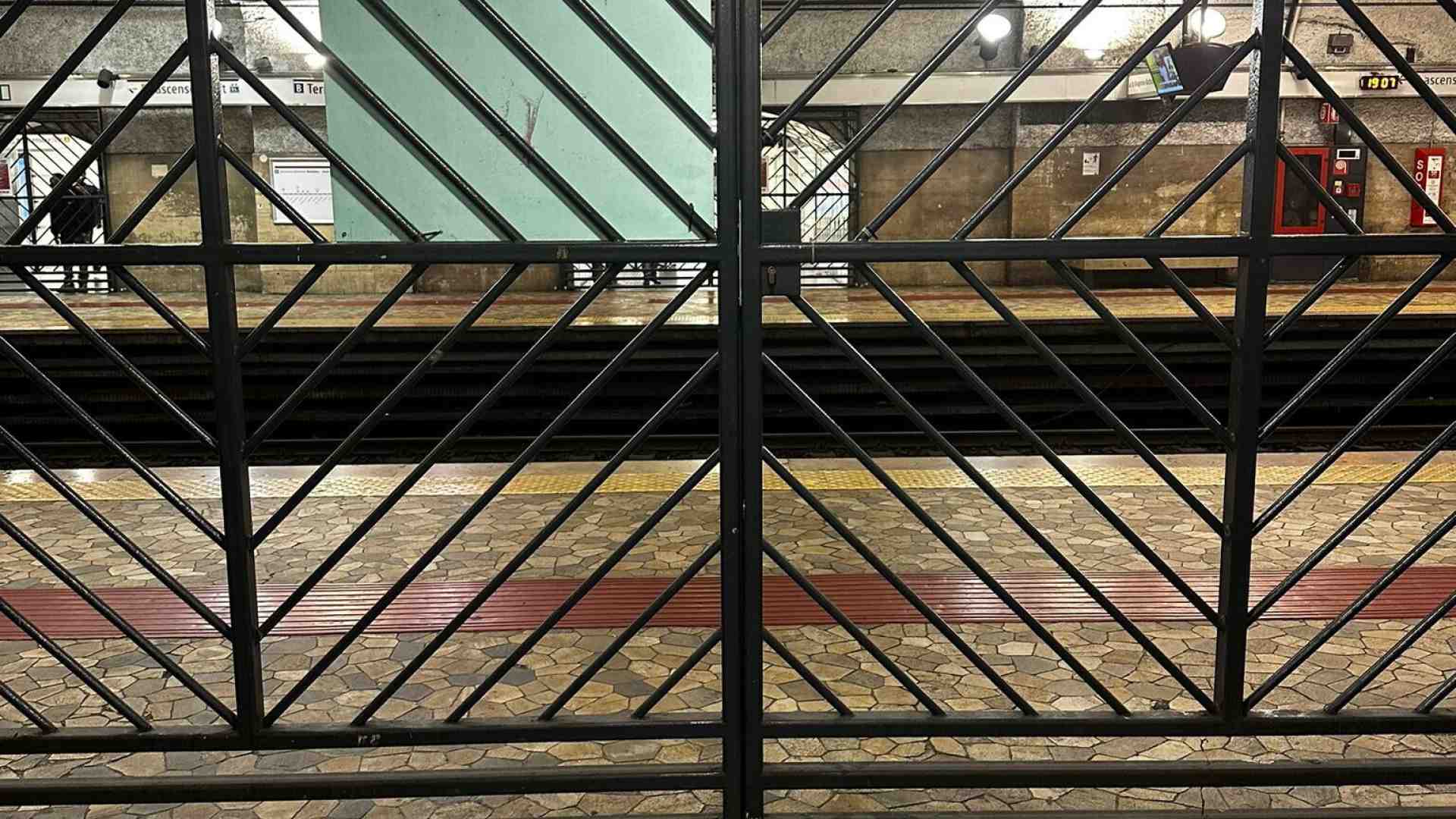 Piove e la metro B rimane senza elettricità. Migliaia in strada