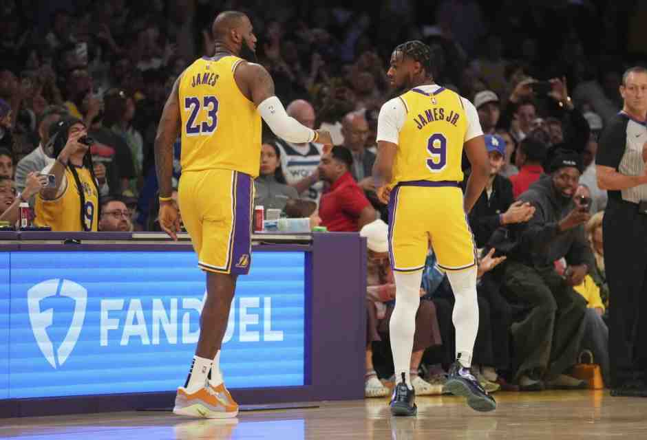 Il romanzo familiare di LeBron e Bronny James è approdato in Nba