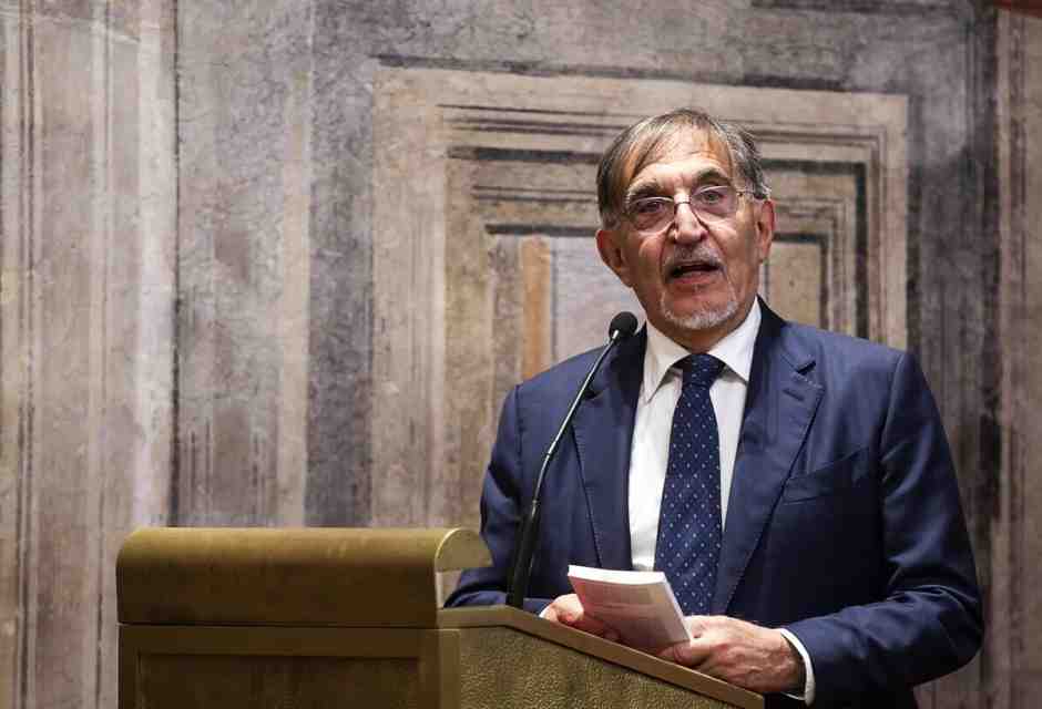 La Russa: “Cani in Senato? I parlamentari si occuperanno dei bisognini”
