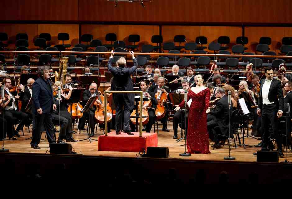 Harding inaugura la stagione con “Tosca”. Una sfida vinta nonostante i rischi