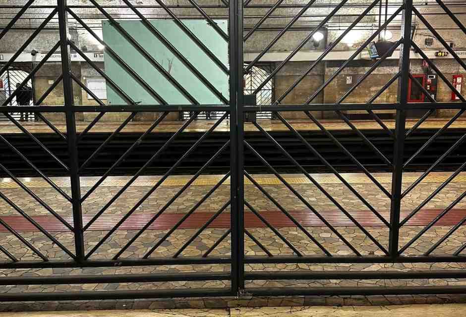 Piove e la metro B rimane senza elettricità. Migliaia in strada