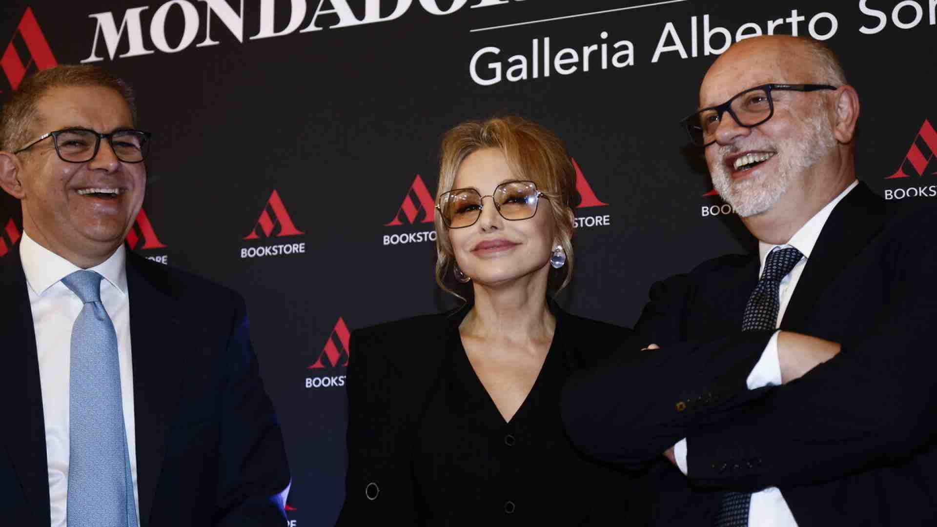 Marina Berlusconi nella tonnara di Roma. Tifa Harris, difende Meloni, ma la sua voce resta un mistero