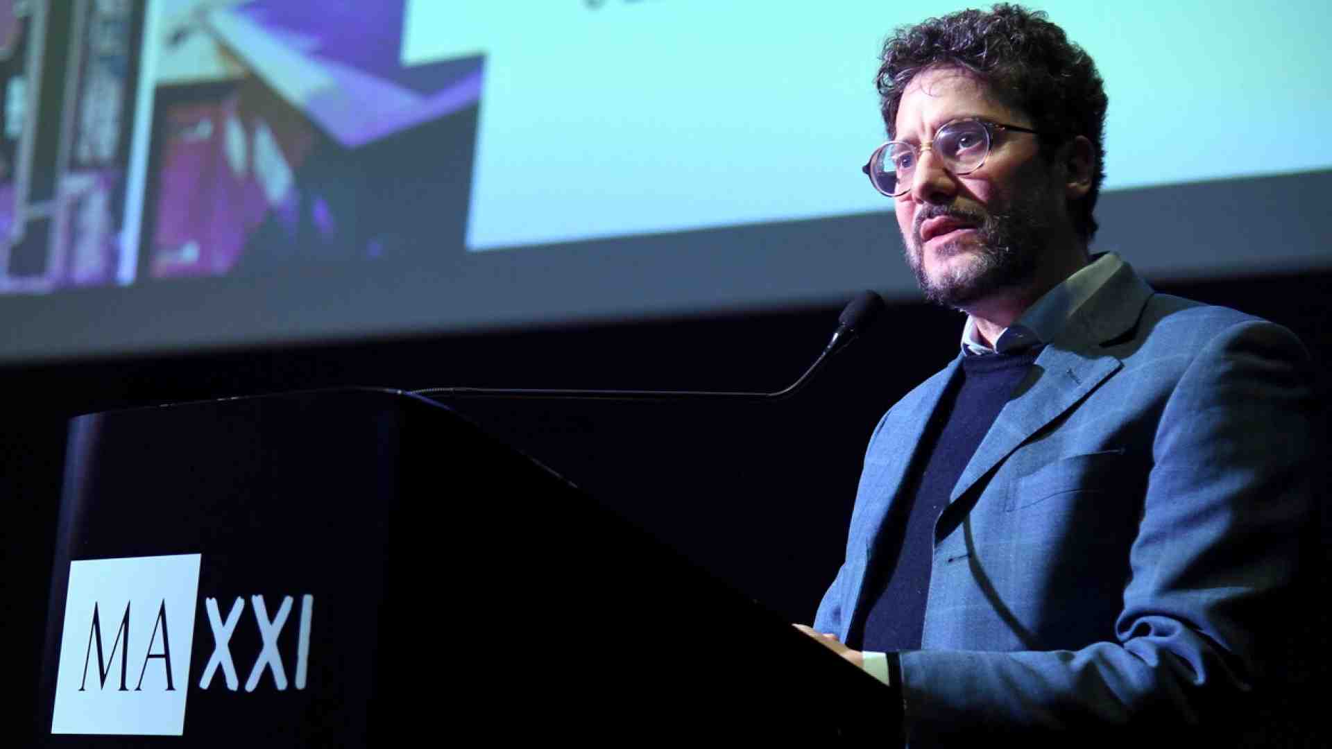 La penosa minicrociata al grido di “dàgli al pederasta” ai danni di un funzionario mite e competente