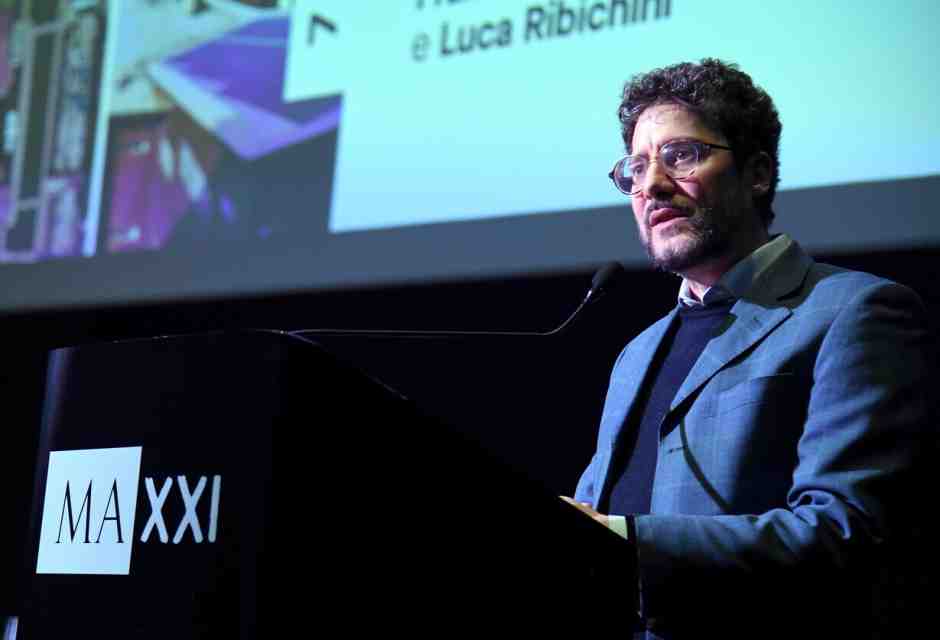 La penosa minicrociata al grido di “dàgli al pederasta” ai danni di un funzionario mite e competente