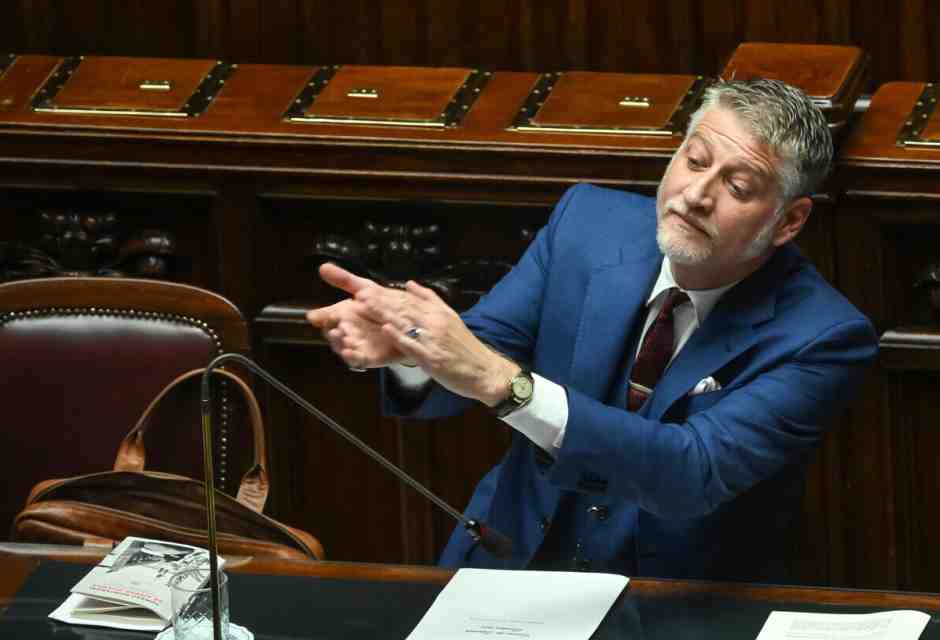 Giuli isolato dentro FdI e in guerra con Fazzolari. Se va avanti così lascia