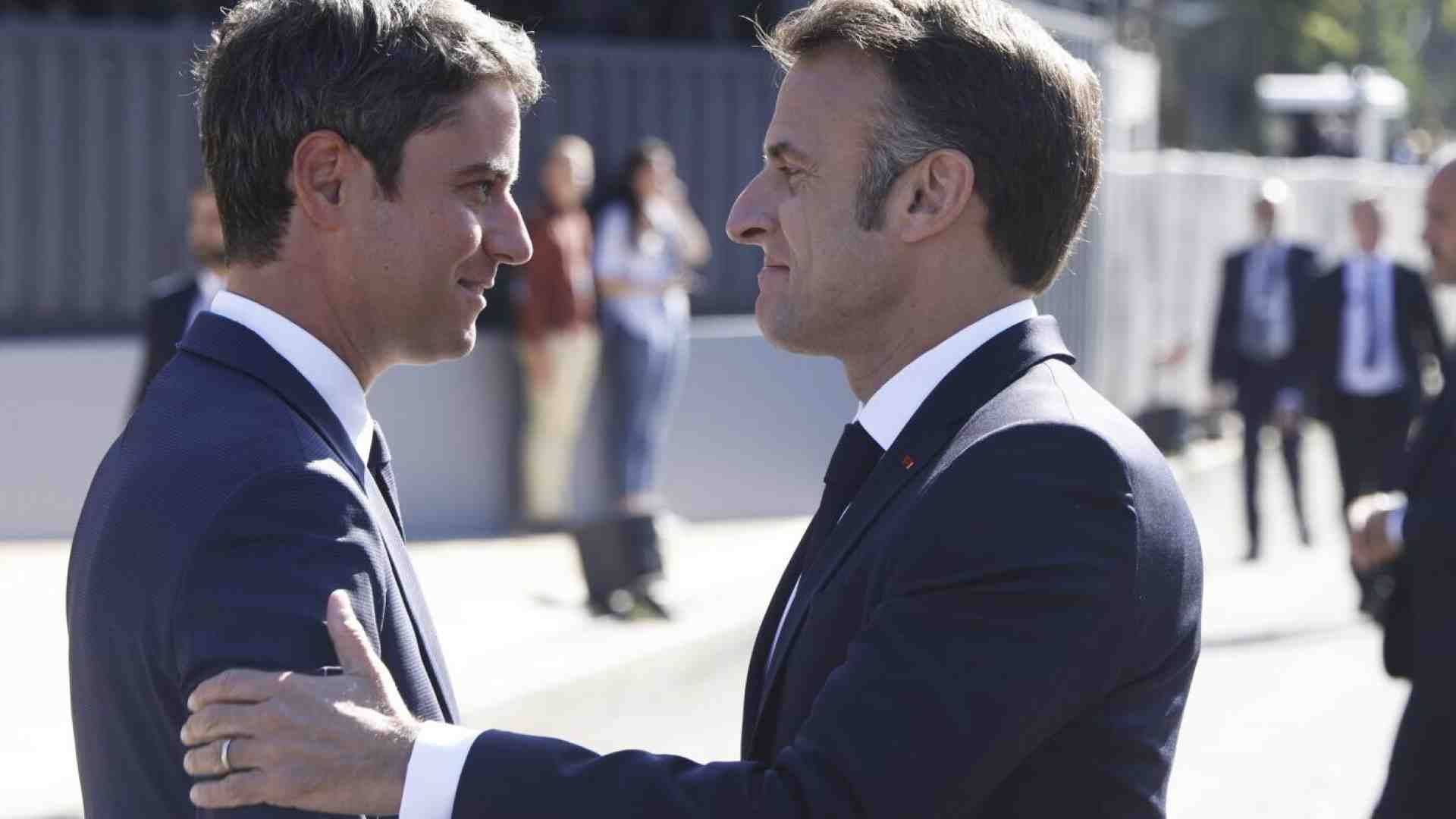 Attal fa tre conti alla rovescia e Macron cerca di farlo tornare nell’ombra